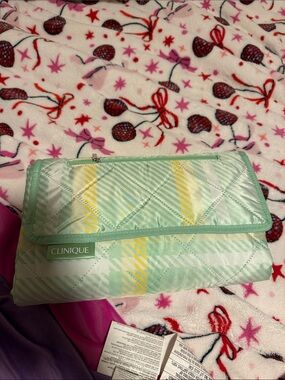 NWT Clinique Limited Edition Quilted Picnic Blanket - Plaid